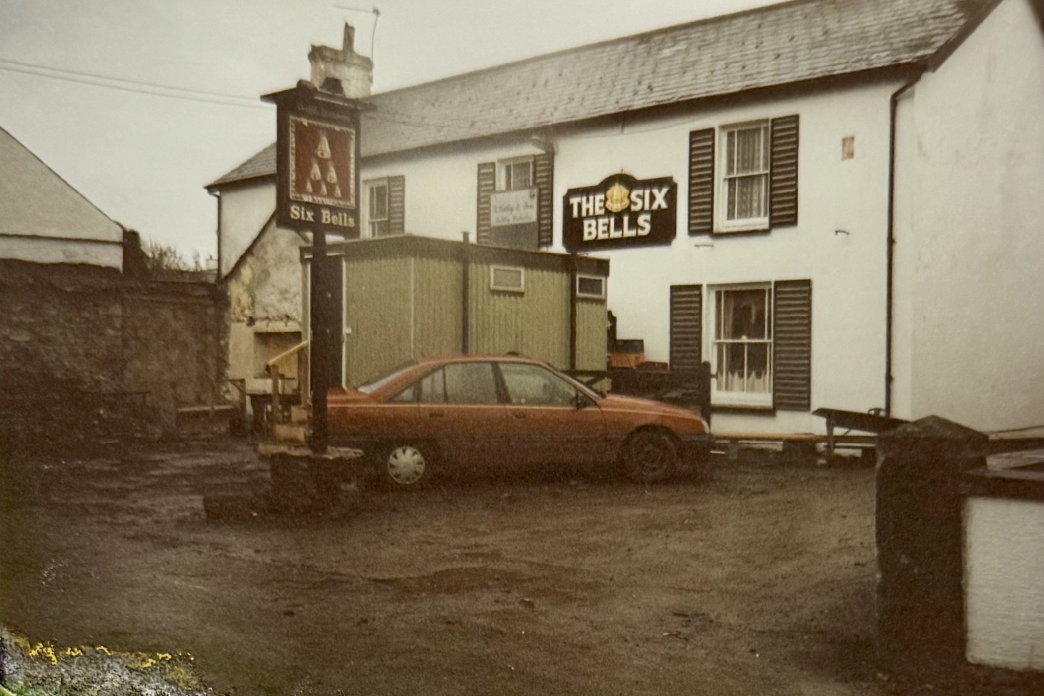 The front of the pub, showing the portakabin which is located in front of the front door.
